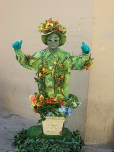 A living statue, inspired by Carmen Miranda, even if she was Portuguese!